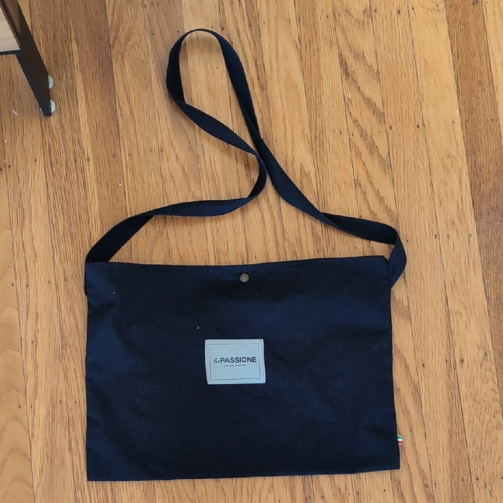 (Free with bundle) La Passione Navy Musette
